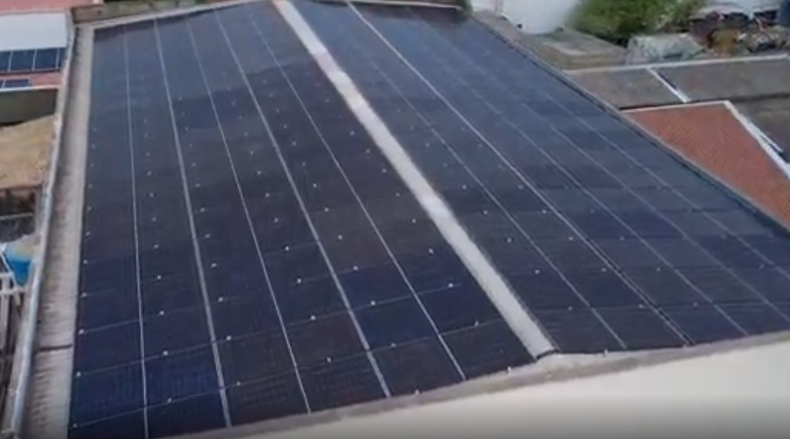 Usina de energia solar instalada no telhado — obra Usina residencial