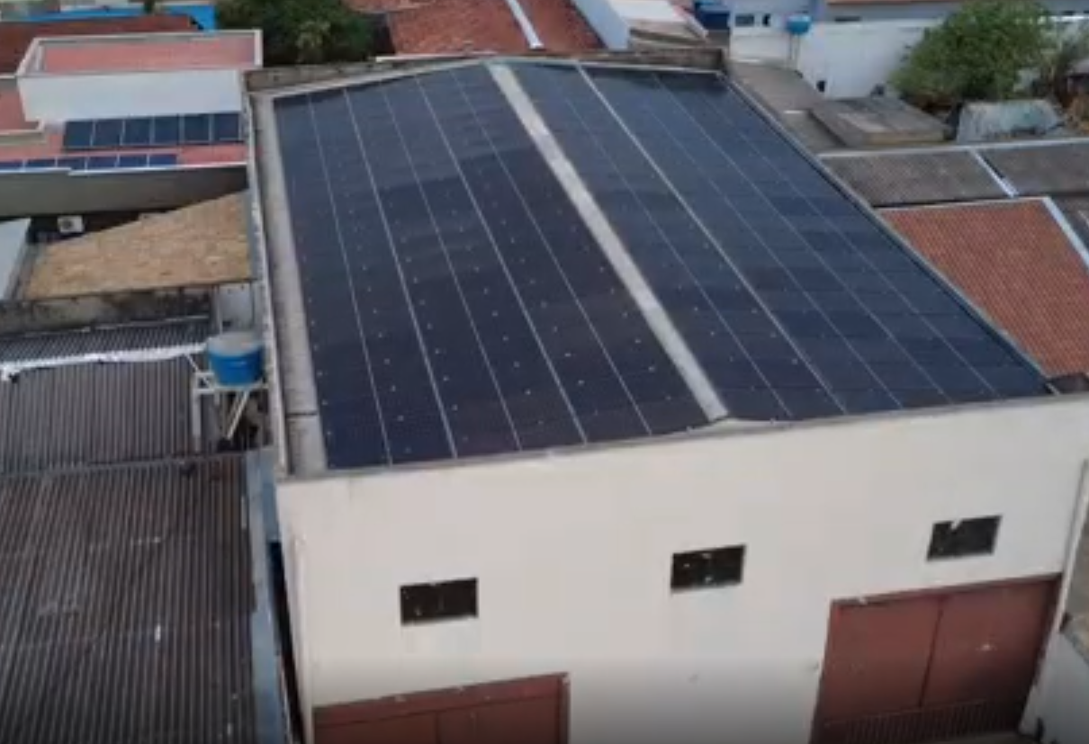 Usina de energia solar instalada no telhado — obra Usina em galpão comercial · 73 kWp