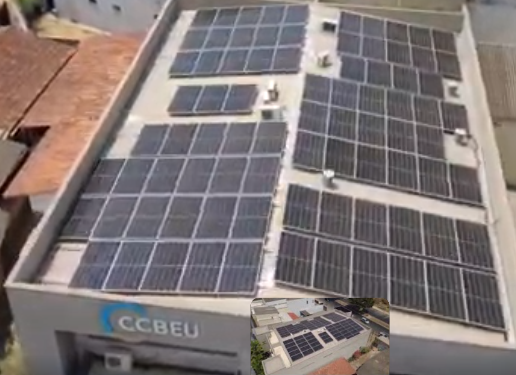 Usina de energia solar instalada no telhado — obra CCBEU